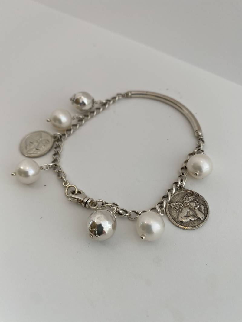 Süßwasser Perlen, Sterling Cherub Charms, Tube Bead Und Kabelkette Alle Silber Armband Süßwasser Perlen, Sterling Cherub Charms, Tube Bead Und Kabelkette Alle Silber Armband von StewartsofCalifornia