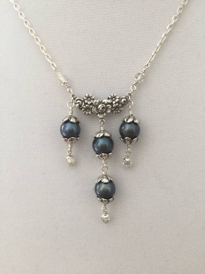 Süßwasser Runde Pfau Farbe Perlen Und Swarovski-Kristallen Auf Schwere Kabelkette in Allen Sterling Silber. 18" L Mit Einem 2 " Tropfen Süßwasser Runde Pfau Farbe Perlen Und Swarovski-Kristallen Auf Schwere Kabelkette in Allen Sterling Silber. 18" L Mit Einem 2 " Tropfen von StewartsofCalifornia