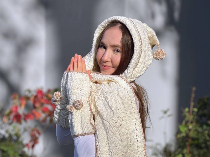 Einzigartiges Winterset, Bestehend Aus Kapuzenschal Und Handstulpen - in Liebevoller Handarbeit Gefertigt von StiTODesign