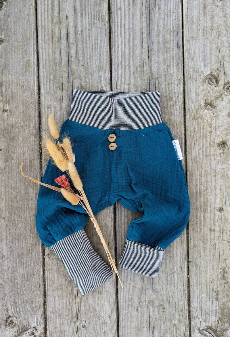 Sommerhose Aus Bio-Musselin - Pumphose Kokosknöpfe Baby Kleinkind Sommerhose Aus Bio-Musselin - Pumphose Kokosknöpfe Baby Kleinkind von Stichfabrik