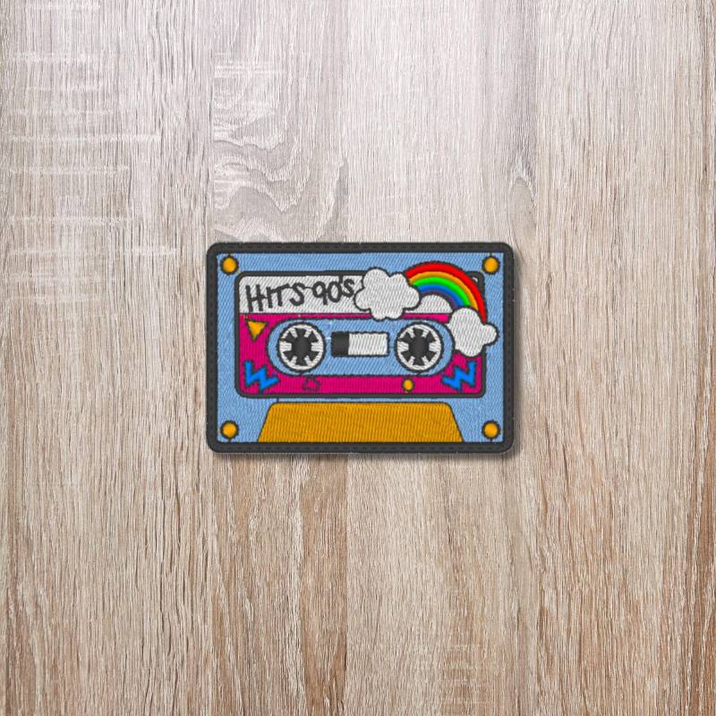 90S Mixtape Aufnäher - Gestickter Im Retro Kassetten-Design, 8 cm Breit, Perfektes Accessoire Für Fans & Nostalgie-Liebhaber 90S Mixtape Aufnäher - Gestickter Im Retro Kassetten-Design, 8 cm Breit, Perfektes Accessoire Für Fans & Nostalgie-Liebhaber von Stichfee