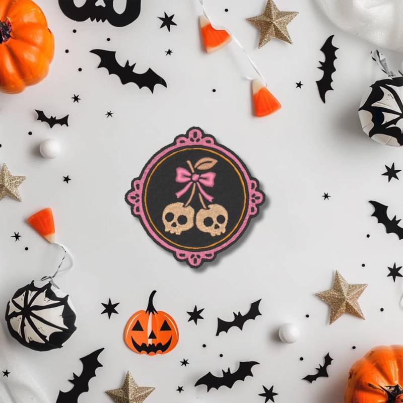 Schädel-Kirschen Aufnäher - Gothic Stickpatch Mit Rahmen 8 cm Rockabilly & Halloween | Gruselig Niedlich Stickbild Schädel-Kirschen Aufnäher - Gothic Stickpatch Mit Rahmen 8 cm Rockabilly & Halloween | Gruselig Niedlich Stickbild von Stichfee