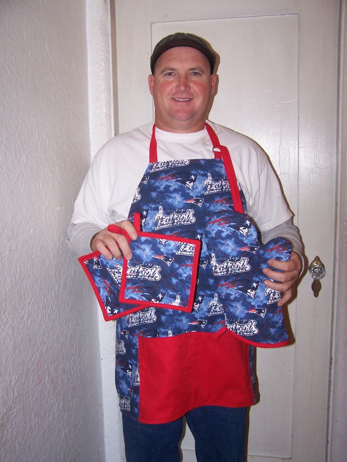 Nfl New England Patriots Barbeque Schürze Ofen Mitt Topf Halter Deluxetailgate Set Nfl New England Patriots Barbeque Schürze Ofen Mitt Topf Halter Deluxetailgate Set von Stichingram