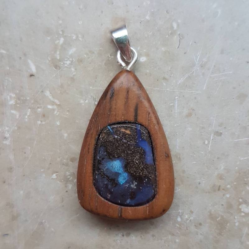 Kettenanhänger Schwarz-Weißes Ebenholz Mit Boulder Opal Cabochon von StickAndFork