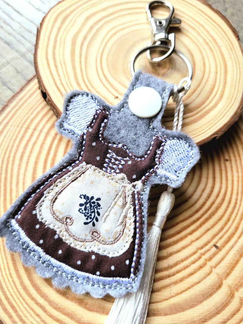 Süßer Bestickter Dirndl Schlüsselanhänger Taschenbaumler Aus Filz Und Kunstleder Unikat Art. Nr. 020-1 von StickSchnackShop