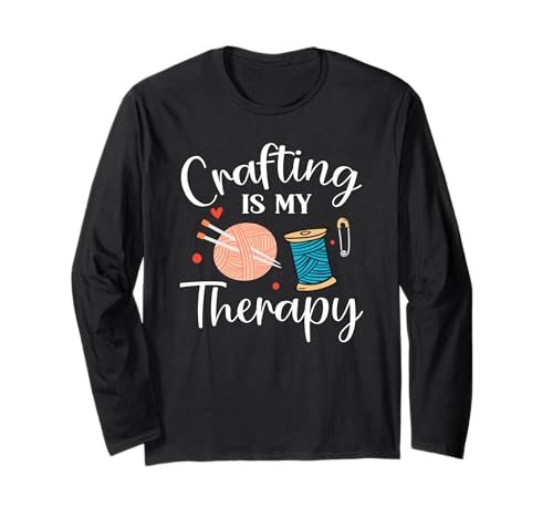 Handarbeit ist meine Therapie Wolle Stricknadeln Basteln Langarmshirt Handarbeit ist meine Therapie Wolle Stricknadeln Basteln Langarmshirt von Sticken Nähen Stricken Häkeln Lustiger Spruch