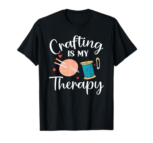 Handarbeit ist meine Therapie Wolle Stricknadeln Basteln T-Shirt Handarbeit ist meine Therapie Wolle Stricknadeln Basteln T-Shirt von Sticken Nähen Stricken Häkeln Lustiger Spruch