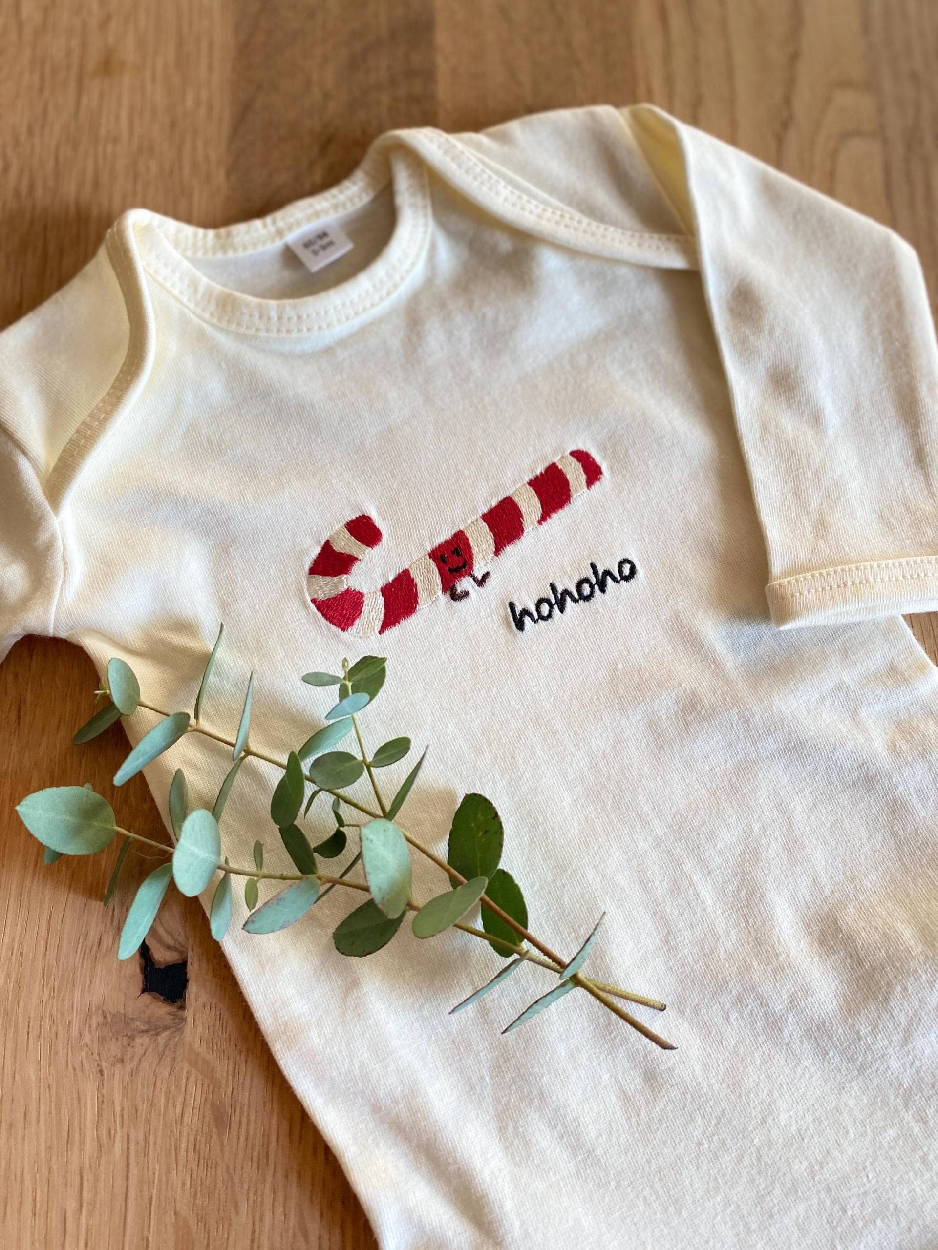 Bestickter Babybody Zuckerstange, Weihnachtsbody, 100 % Bio-Baumwolle, Personalisierbar, Weihnachtlicher Mit Zuckerstange von StickereiFrohMut