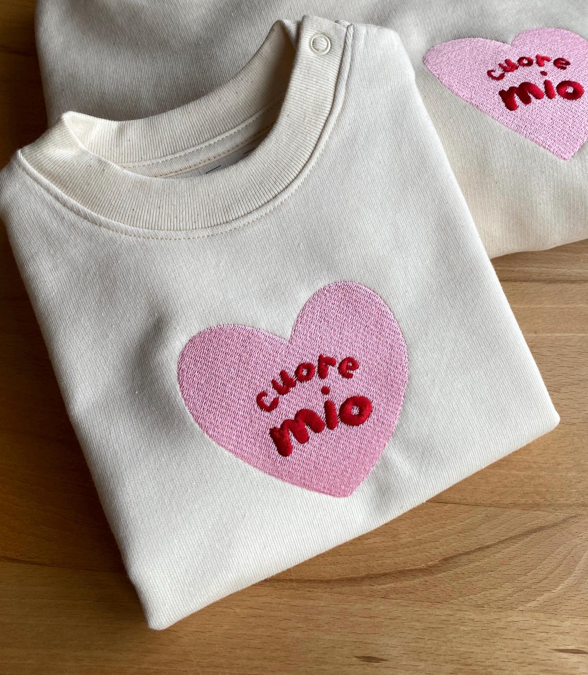 Kinderpullover Cuore Mio, Herz, Babypullover Bestickt, Geschenk Zur Geburt, Kindersweater Weihnachtsgeschenk, Liebe von StickereiFrohMut