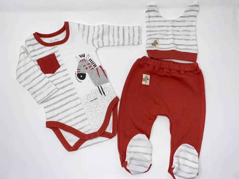 Neugeborenen Baby Set 3-Teilig - Zebra Body Strampelhose Mit Füßlingen & Mütze Jersey Mädchen Personalisierbar von Stickereiparadies