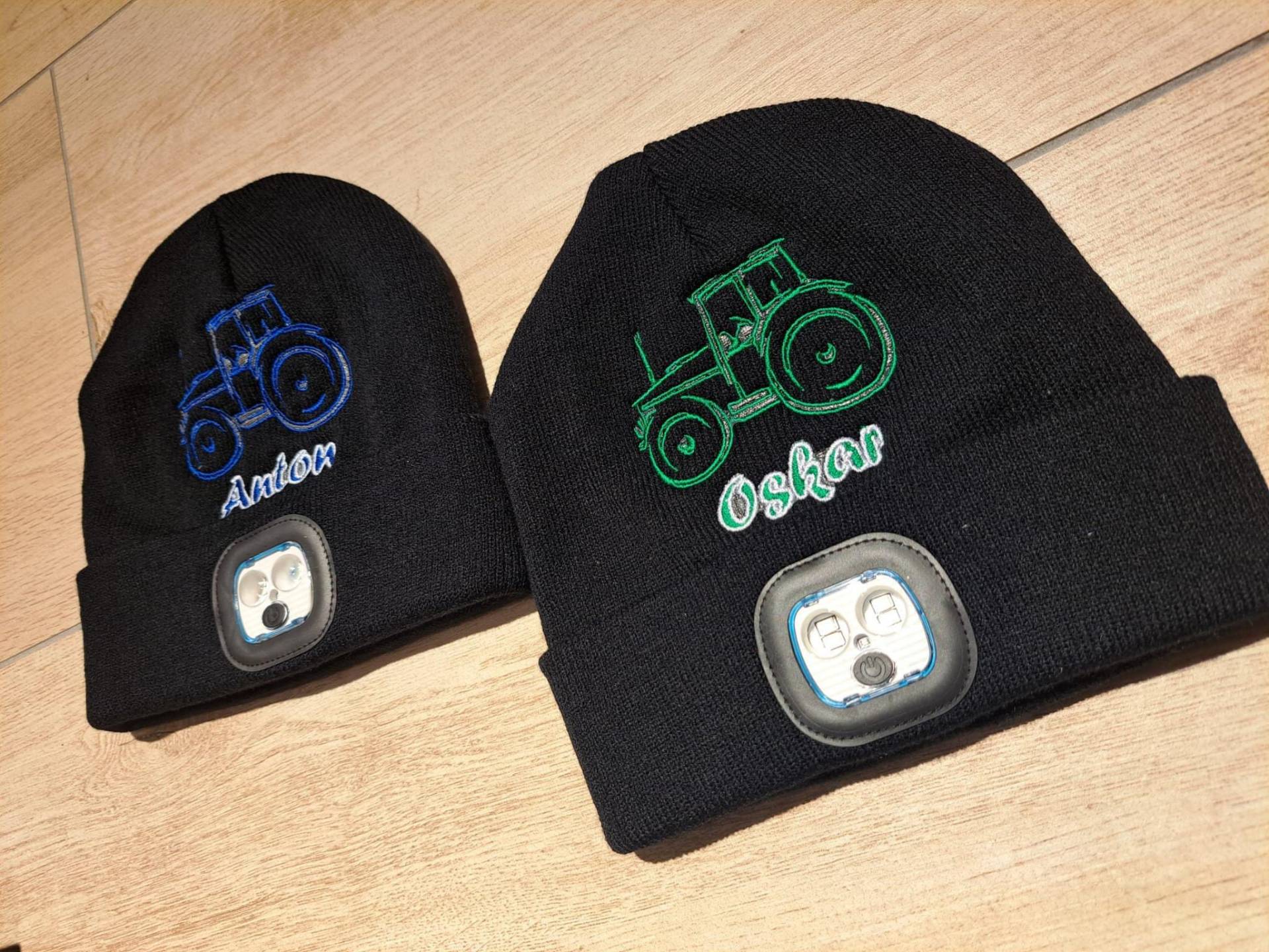Wintermütze Led Beanie Mit Licht in Schwarz Stirnlampe Personalisiert Namen Und Traktor Wintermütze Led Beanie Mit Licht in Schwarz Stirnlampe Personalisiert Namen Und Traktor von SticklieselDE