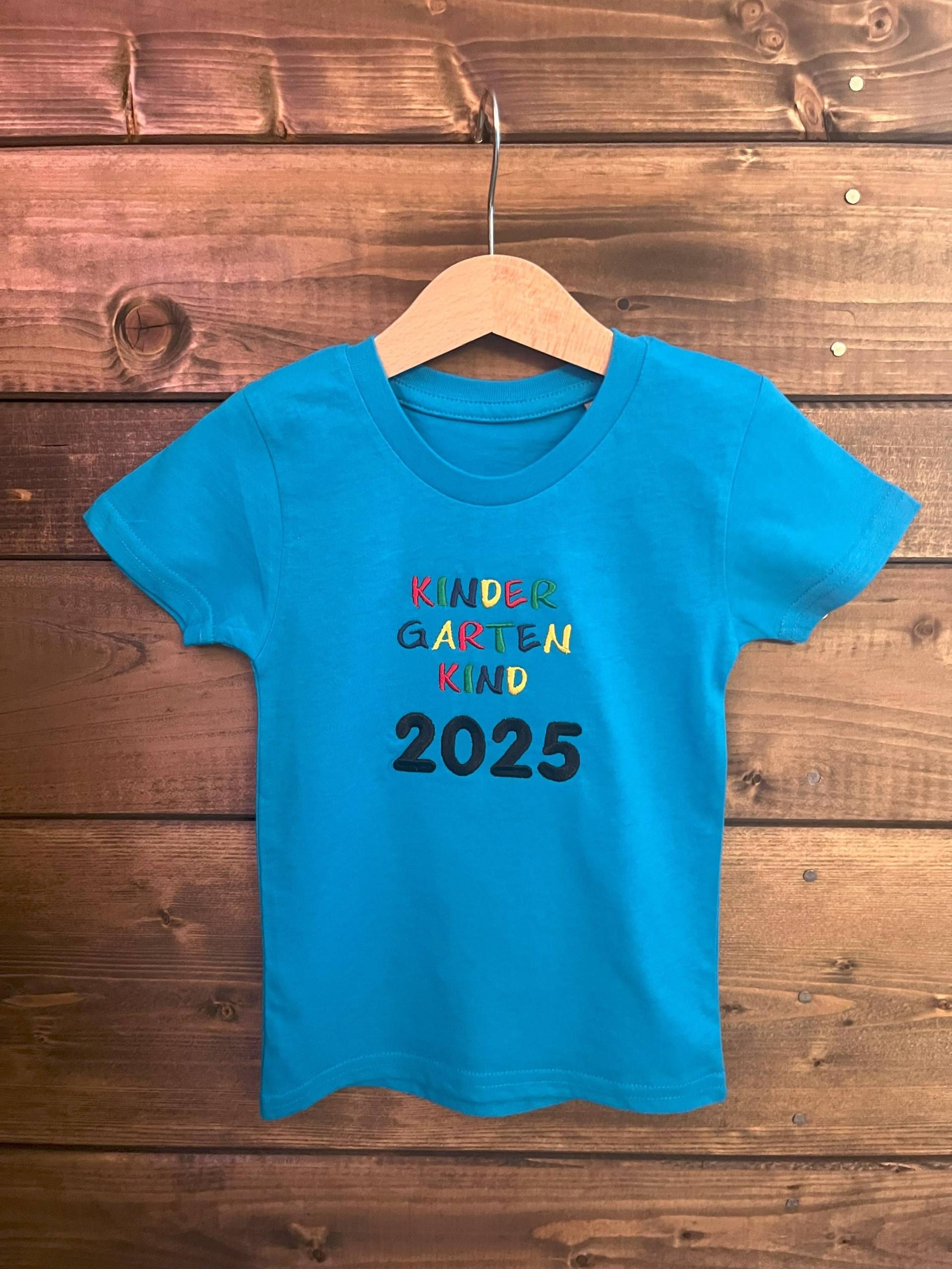 Kindergartenkind 2025 T-Shirt - Bio-Baumwolle, Nachhaltig & Bunt Kindergartenkind 2025 T-Shirt - Bio-Baumwolle, Nachhaltig & Bunt von Stickmaedel