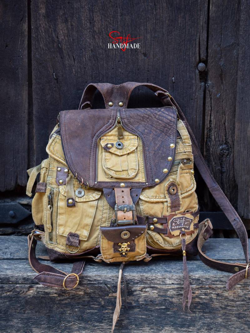 High-End Handgefertigte Leder & Denim Sahara Militär Reiserucksack Art Ranzen Vintage Abenteuerliche Ästhetik von StifHandmade