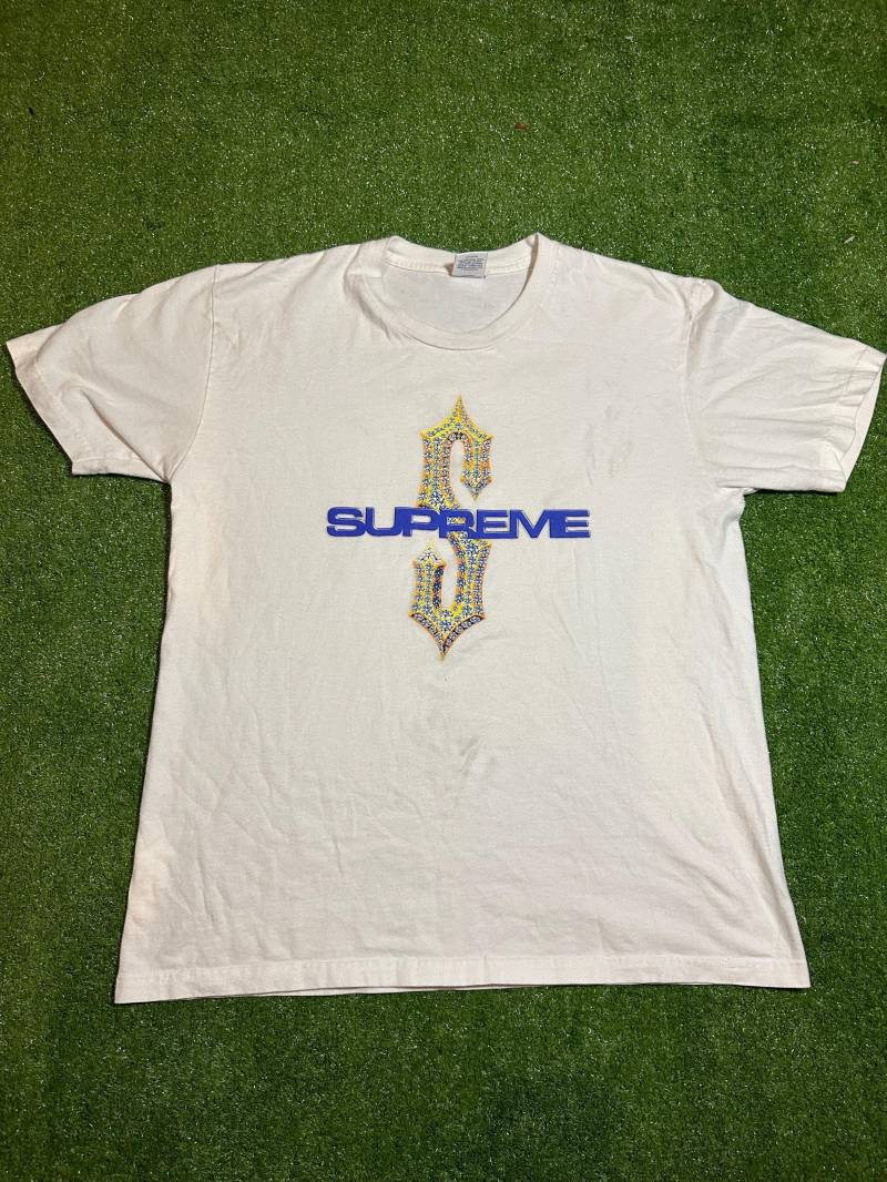 T-Shirt Mit Rotem Band von StiffThrift