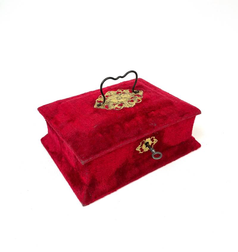 Beautiful Antique Art Nouveau Victorian Red Velvet Jewelry Box With Key Fire Gilded France About 1880 von StilelementeGALLERY