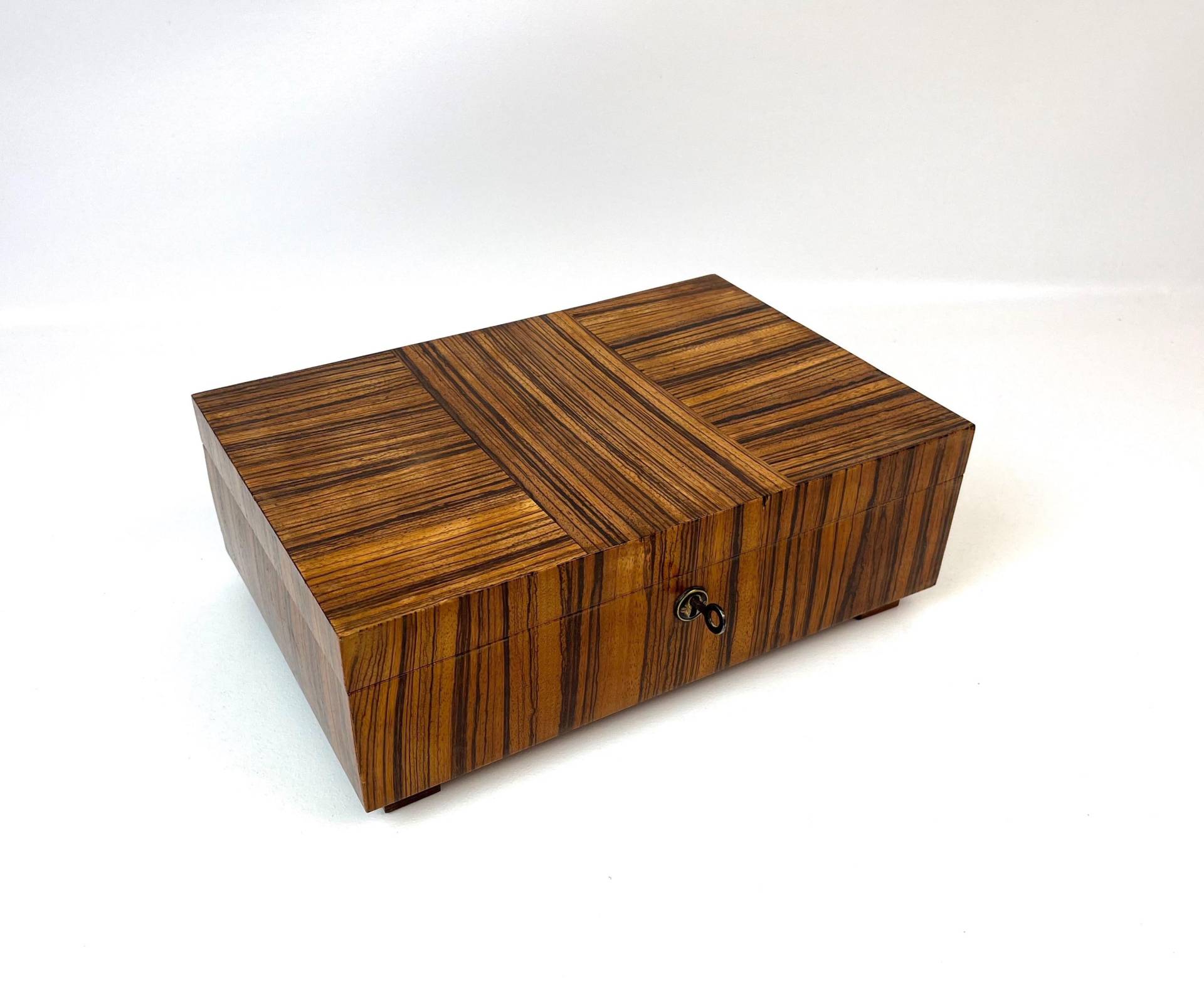 Rare Large Wooden Art Deco Bauhaus Exotic Cubist Geometric Veneer Jewelry Box Germany 1930 von StilelementeGALLERY