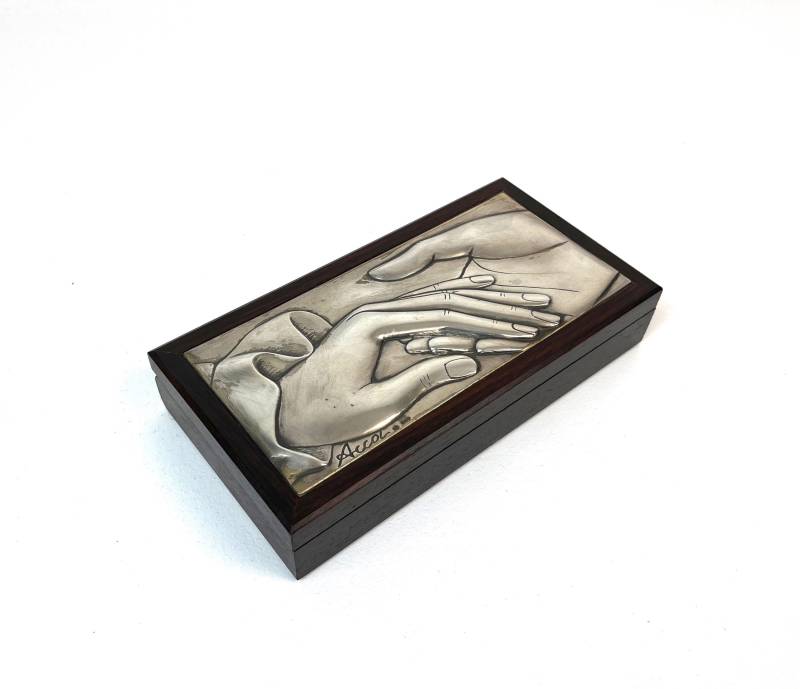 Rare Mid Century Teak & Silver Plate Hands Plaque Jewelry Box Signed By Artist Accol Italy 1960 von StilelementeGALLERY