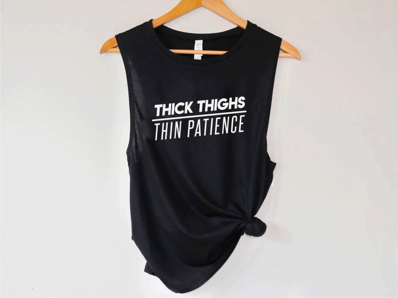 Dicke Oberschenkel Dünne Patience Trainings-Shirt | Tanktop Muskelshirt Tank-Top Workout-Shirts Für Frauen Fitnessbekleidung von StilesTeeCo