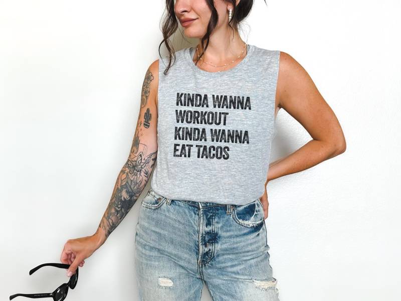 Lustiges Frauen-Fitnessstudio Tank - Kinda Wanna Workout Eat Tacos Süßes Fitness-Shirt Für Taco-Liebhaberinnen von StilesTeeCo
