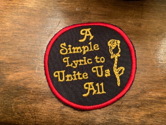 A Simple Lyric, Um Uns Alle Zu Vereinen Handgemachte Patch von StillStandingDesigns