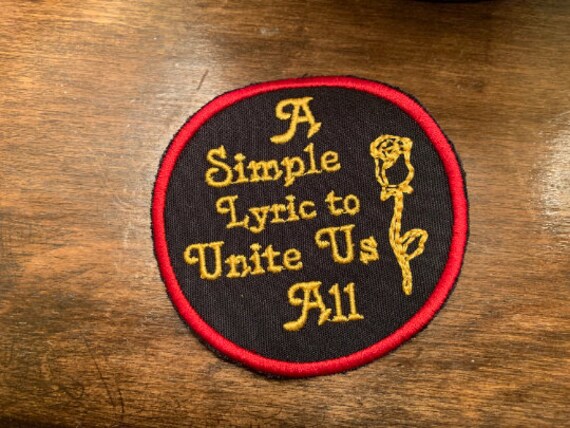 A Simple Lyric, Um Uns Alle Zu Vereinen Handgemachte Patch von StillStandingDesigns