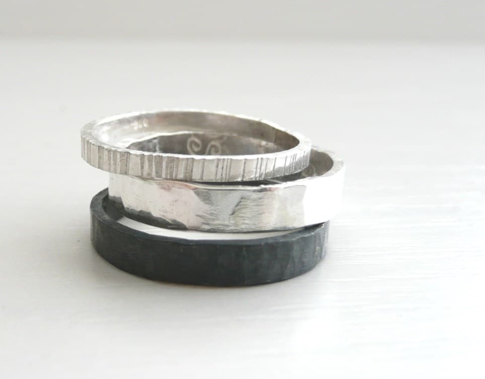 Drei Stapelbare Sterling Silber Bänder, Gehämmert, Oxidiert, Vertikale Linien, Strukturierte Oberfläche, Stapelringe, Stapelringe Drei Stapelbare Sterling Silber Bänder, Gehämmert, Oxidiert, Vertikale Linien, Strukturierte Oberfläche, Stapelringe, Stapelringe von Stilosissima