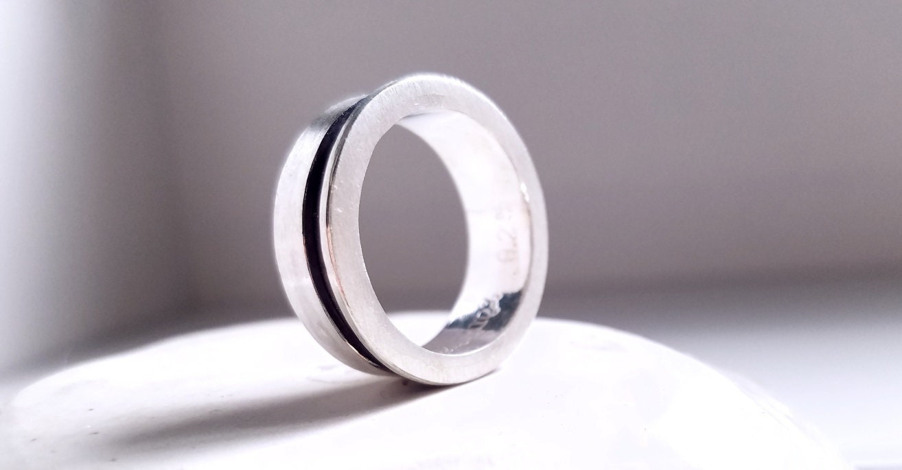 Männer Sterling Silber Ring Mit Schwarzer Oxidation Gerillten Linie, Ehering Männer, Schmuck Männer Sterling Silber Ring Mit Schwarzer Oxidation Gerillten Linie, Ehering Männer, Schmuck von Stilosissima