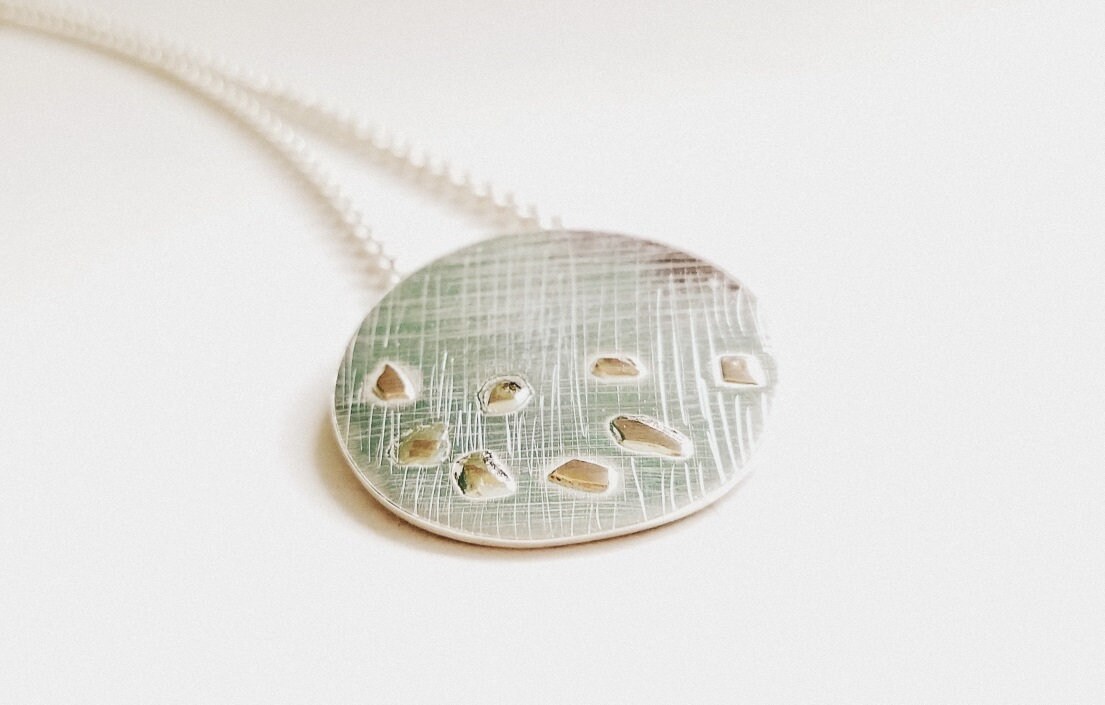 Moments Halskette Aus Sterlingsilber Und Unregelmäßiger Scheibenanhänger Mit 14 K Goldtropfen Moments Halskette Aus Sterlingsilber Und Unregelmäßiger Scheibenanhänger Mit 14 K Goldtropfen von Stilosissima