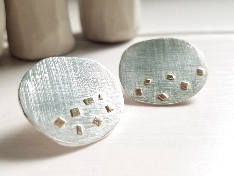 Ohrringe, Moments - Sterling Silber Unregelmäßige Scheiben Ohrstecker Mit 14K Gold Tropfen, Moderne Strukturierte Kreisförmige Ohrringe Ohrringe, Moments - Sterling Silber Unregelmäßige Scheiben Ohrstecker Mit 14K Gold Tropfen, Moderne Strukturierte Kreisförmige Ohrringe von Stilosissima