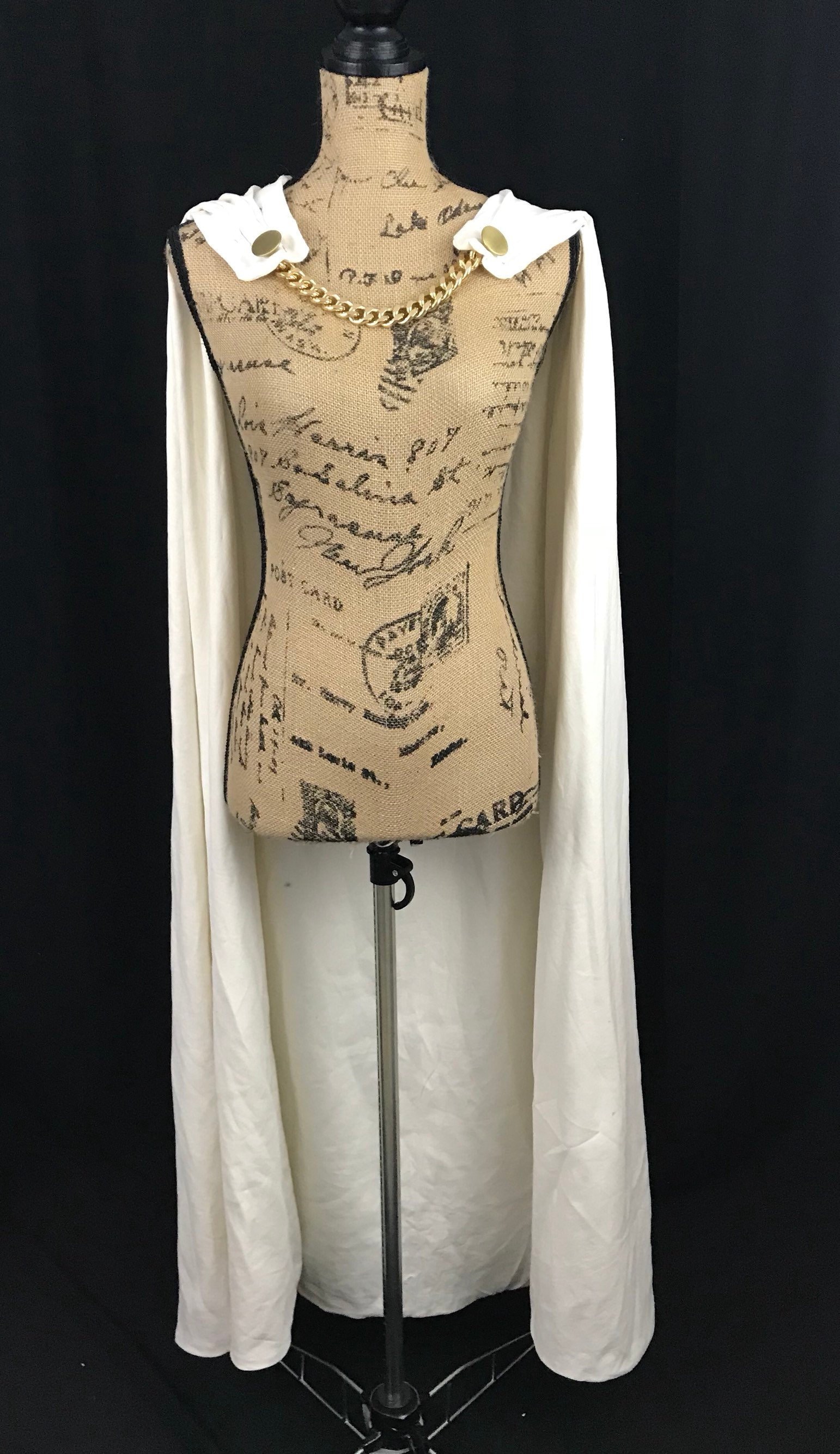 Cremeweißer Umhang Oder Cape Kostüm Für Erwachsene Cosplay Cremeweißer Umhang Oder Cape Kostüm Für Erwachsene Cosplay von StiltskinsCupboard