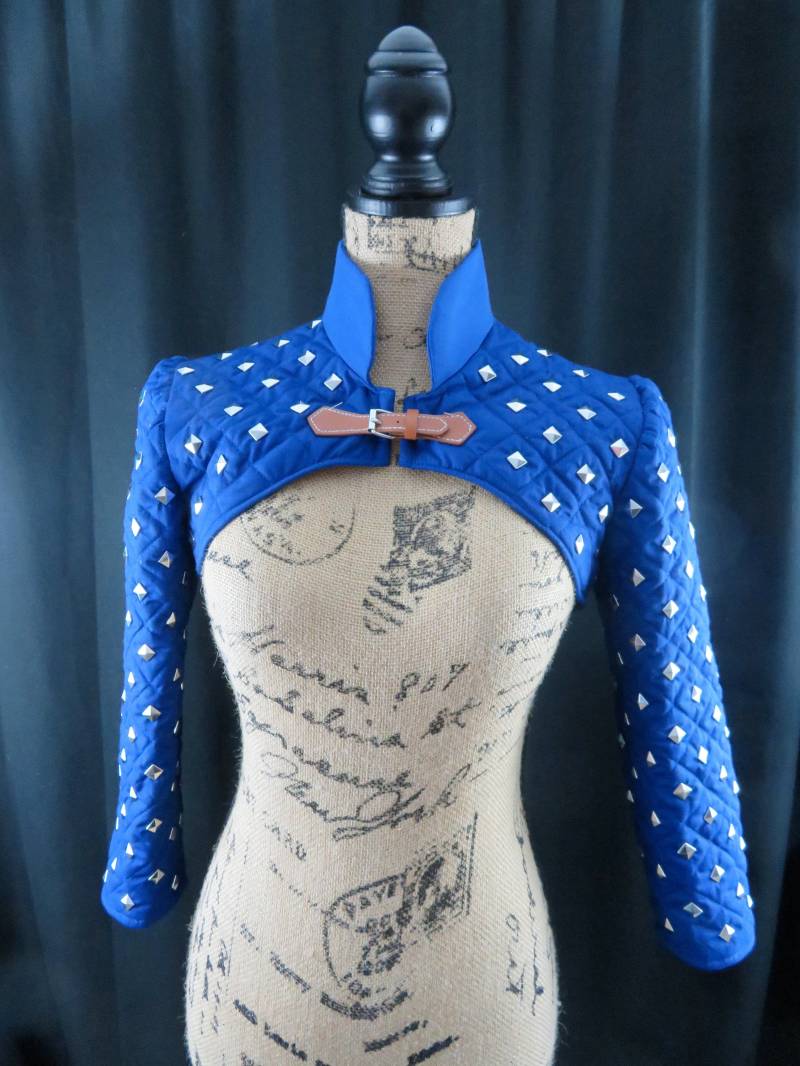 Graue Warden Inspirierte Blaue Bolero Gambseon Jacke Mit Schnalle von StiltskinsCupboard