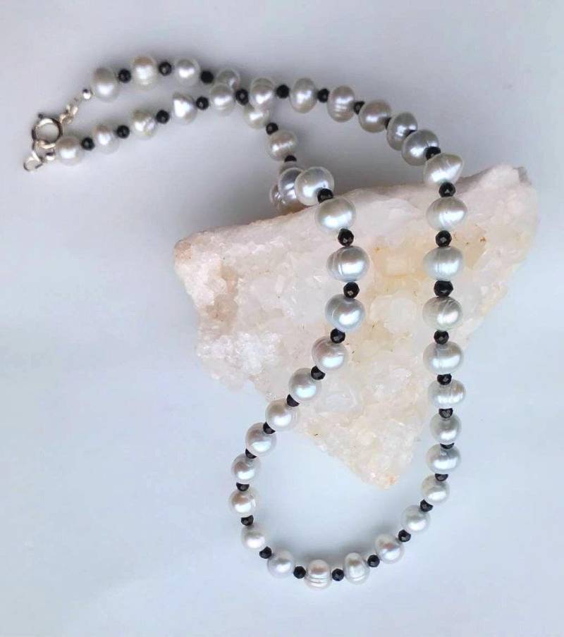 Silbergraue Süßwasserzuchtperle Mit Schwarzem Spinell Und Sterlingsilber Silbergraue Süßwasserzuchtperle Mit Schwarzem Spinell Und Sterlingsilber von StirlingGemsJewelery