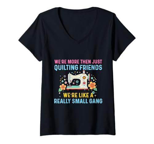 Damen Quilting Gang Lustige Bekleidung: More Than Just Quilting Friends T-Shirt mit V-Ausschnitt Damen Quilting Gang Lustige Bekleidung: More Than Just Quilting Friends T-Shirt mit V-Ausschnitt von Stitch & Sass