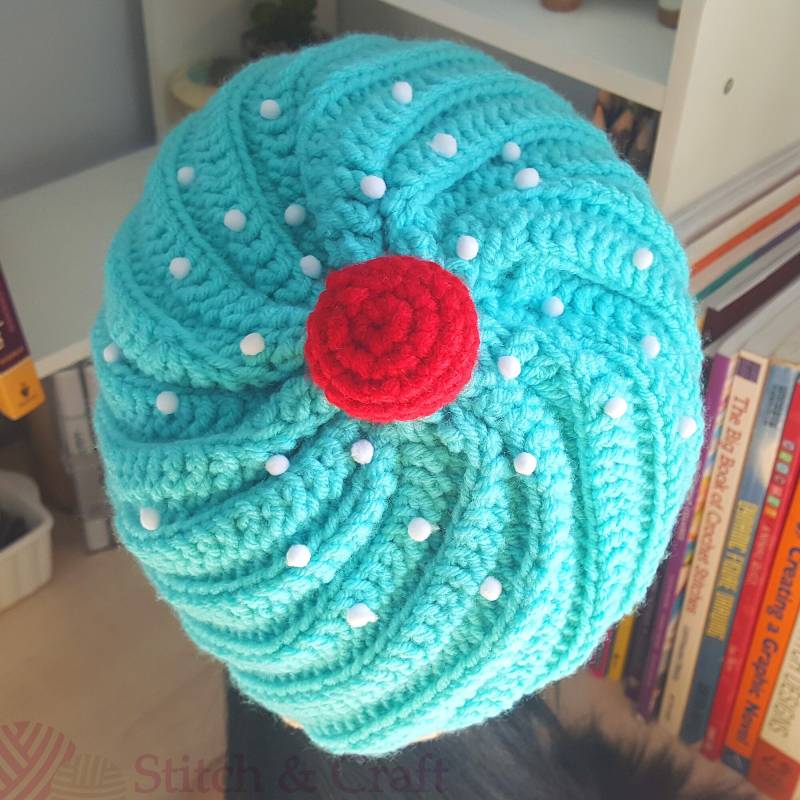 Blaubeer Cupcake Hütchen von StitchAndCraftGoods