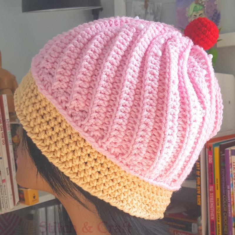 Erdbeer Cupcake Hut von StitchAndCraftGoods