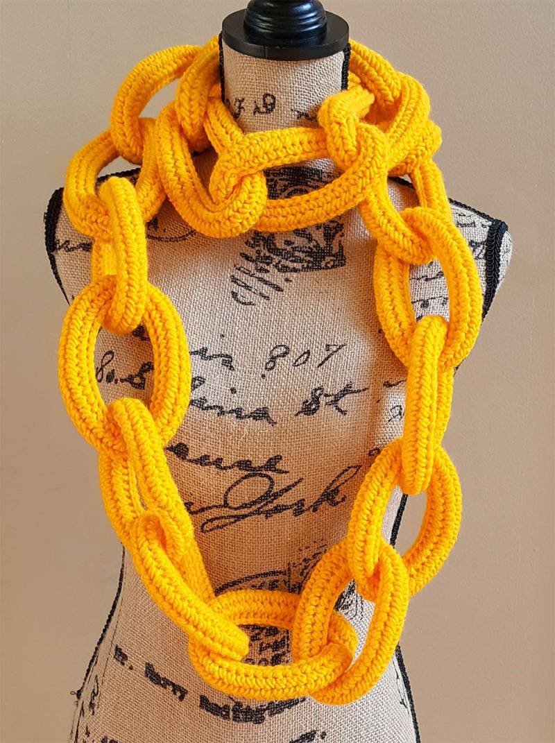 Gold Kettenschal von StitchAndCraftGoods