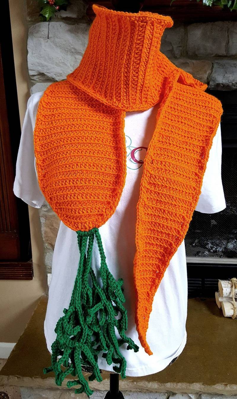 Karotten Häkelschal Spaß & Warmes Winter-Accessoire von StitchAndCraftGoods