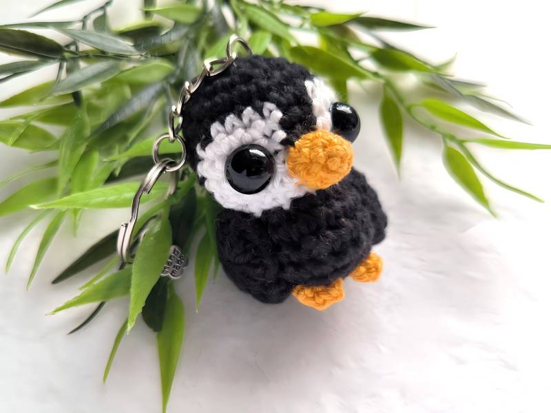 Pingu || Gehäkelter Pinguin | Handgefertigt Anhänger Schlüsselanhänger Taschenbaumler Geschenk Glücksbringer Taschendeko von StitchArtBySvenja