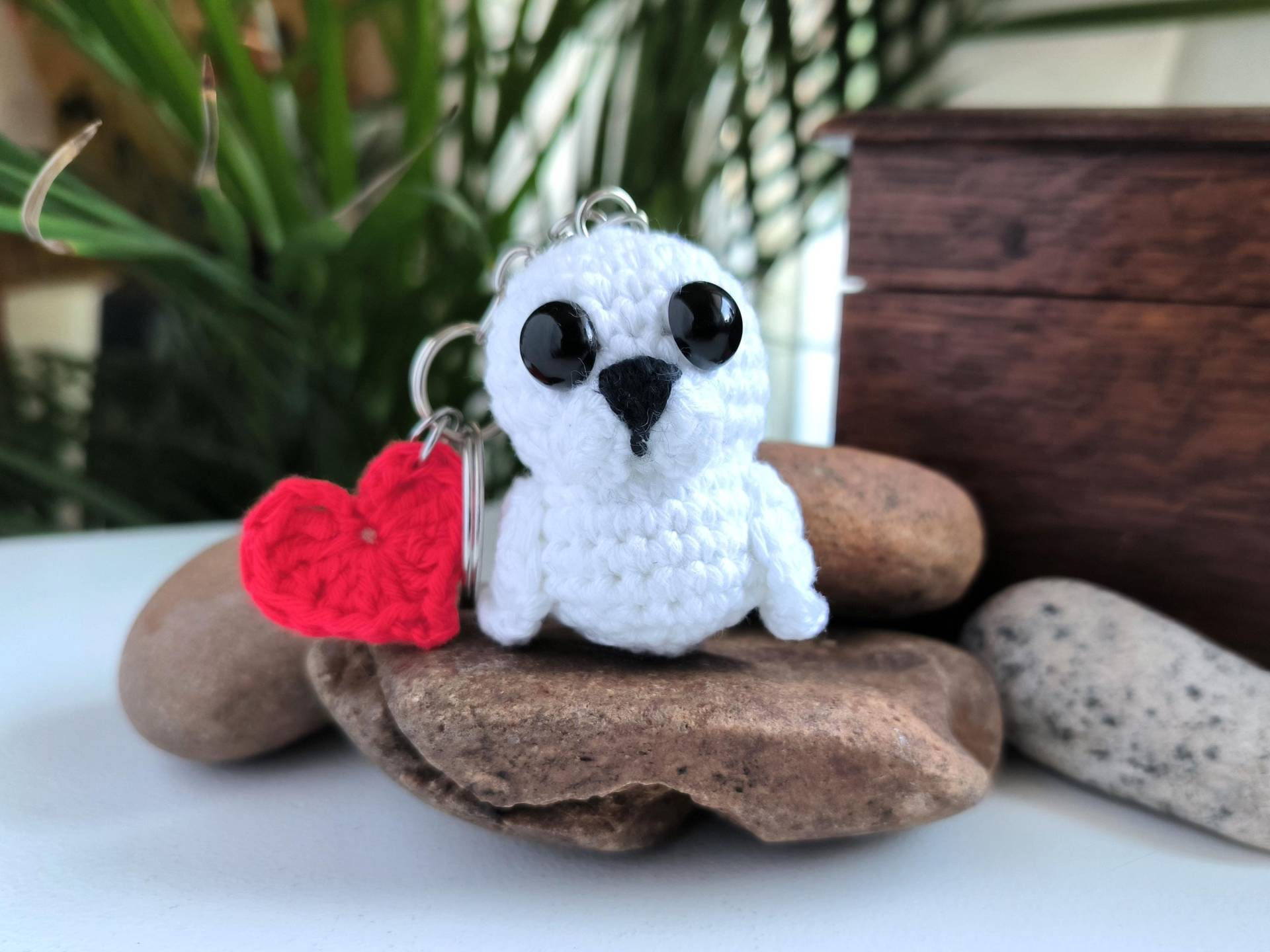 Robbi || Kleine Gehäkelte Robbe | Handgefertigt Anhänger Schlüsselanhänger Taschenbaumler Geschenk Glücksbringer Taschendeko von StitchArtBySvenja