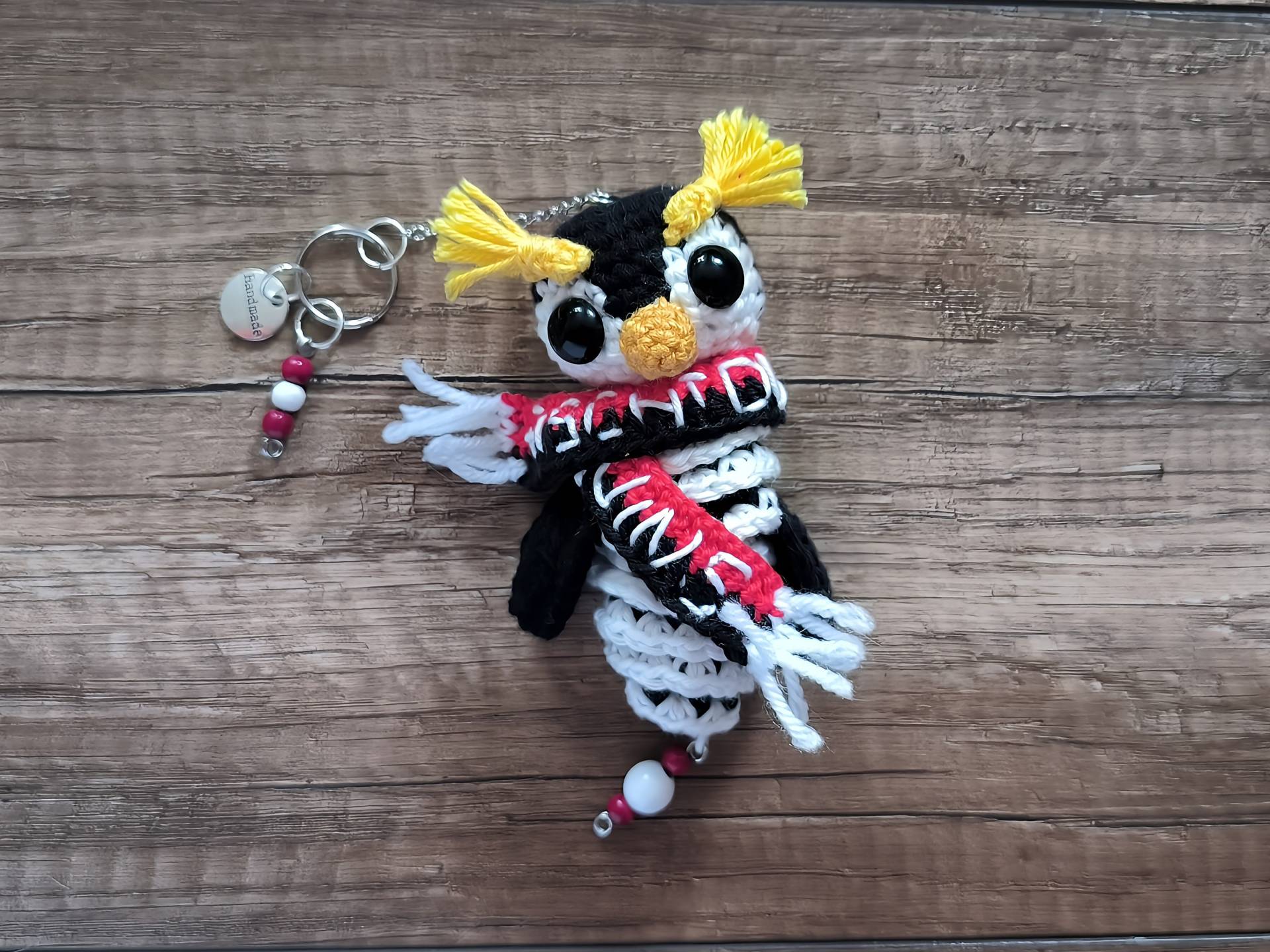 Svante || Gehäkeltes Pinguin Glückswürmchen Mit Schal | Handgefertigt Schlüsselanhänger Taschenbaumler Glücksbringer Eishockey von StitchArtBySvenja