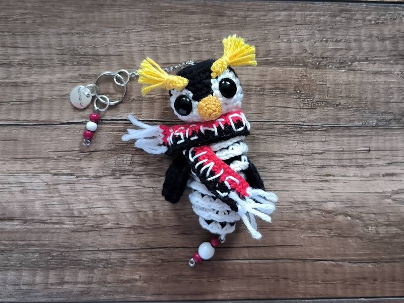 Svante || Gehäkeltes Pinguin Glückswürmchen Mit Schal | Handgefertigt Schlüsselanhänger Taschenbaumler Glücksbringer Eishockey Svante || Gehäkeltes Pinguin Glückswürmchen Mit Schal | Handgefertigt Schlüsselanhänger Taschenbaumler Glücksbringer Eishockey von StitchArtBySvenja