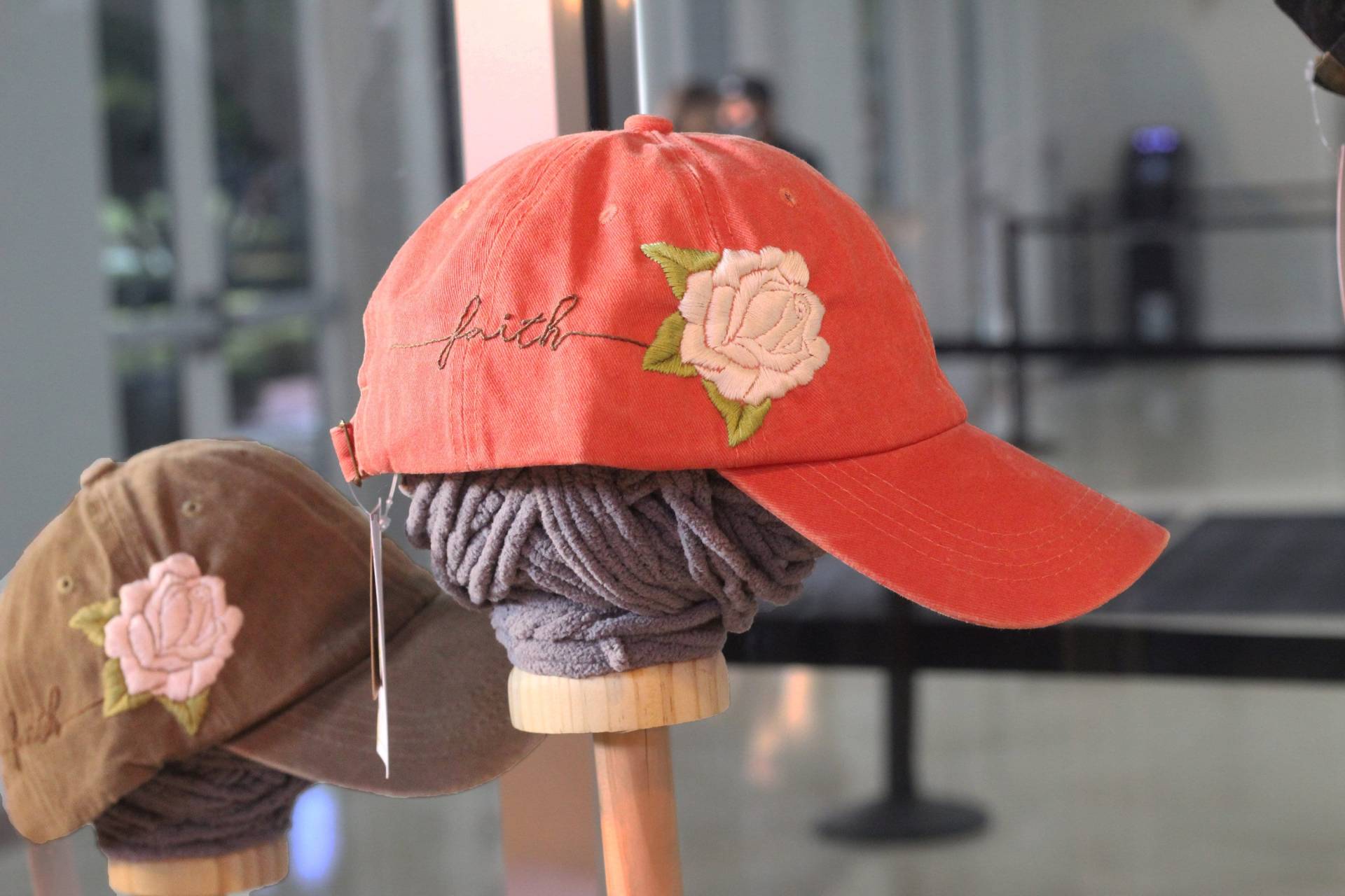 Glaube Kappe - Weiße Rose Hand Bestickt Schreibschrift "Faith" Stielkappe Dad Baseballkappe Orange Glaube Kappe - Weiße Rose Hand Bestickt Schreibschrift "Faith" Stielkappe Dad Baseballkappe Orange von StitchAwayDesign