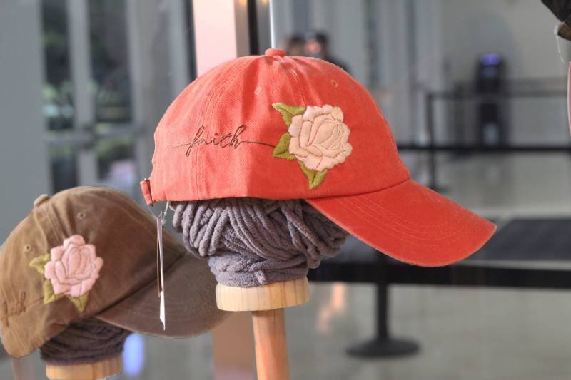 Glaube Kappe - Weiße Rose Hand Bestickt Schreibschrift "Faith" Stielkappe Dad Baseballkappe Orange von StitchAwayDesign