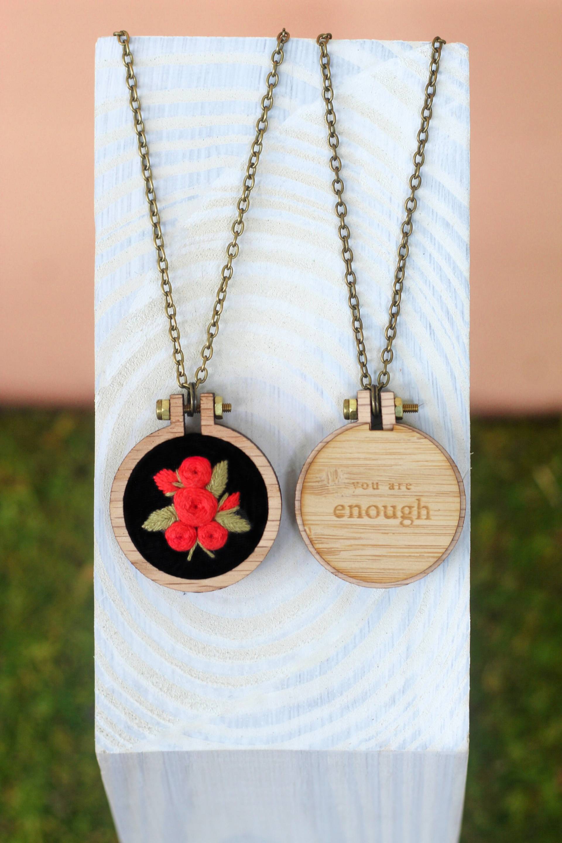 Rosen Handgestickte Halskette - Roter Eichenholz Anhänger "You Are Enough" Graviert Freundschaftsgeschenk Valentinstagsgeschenk Schmuck Rosen Handgestickte Halskette - Roter Eichenholz Anhänger "You Are Enough" Graviert Freundschaftsgeschenk Valentinstagsgeschenk Schmuck von StitchAwayDesign