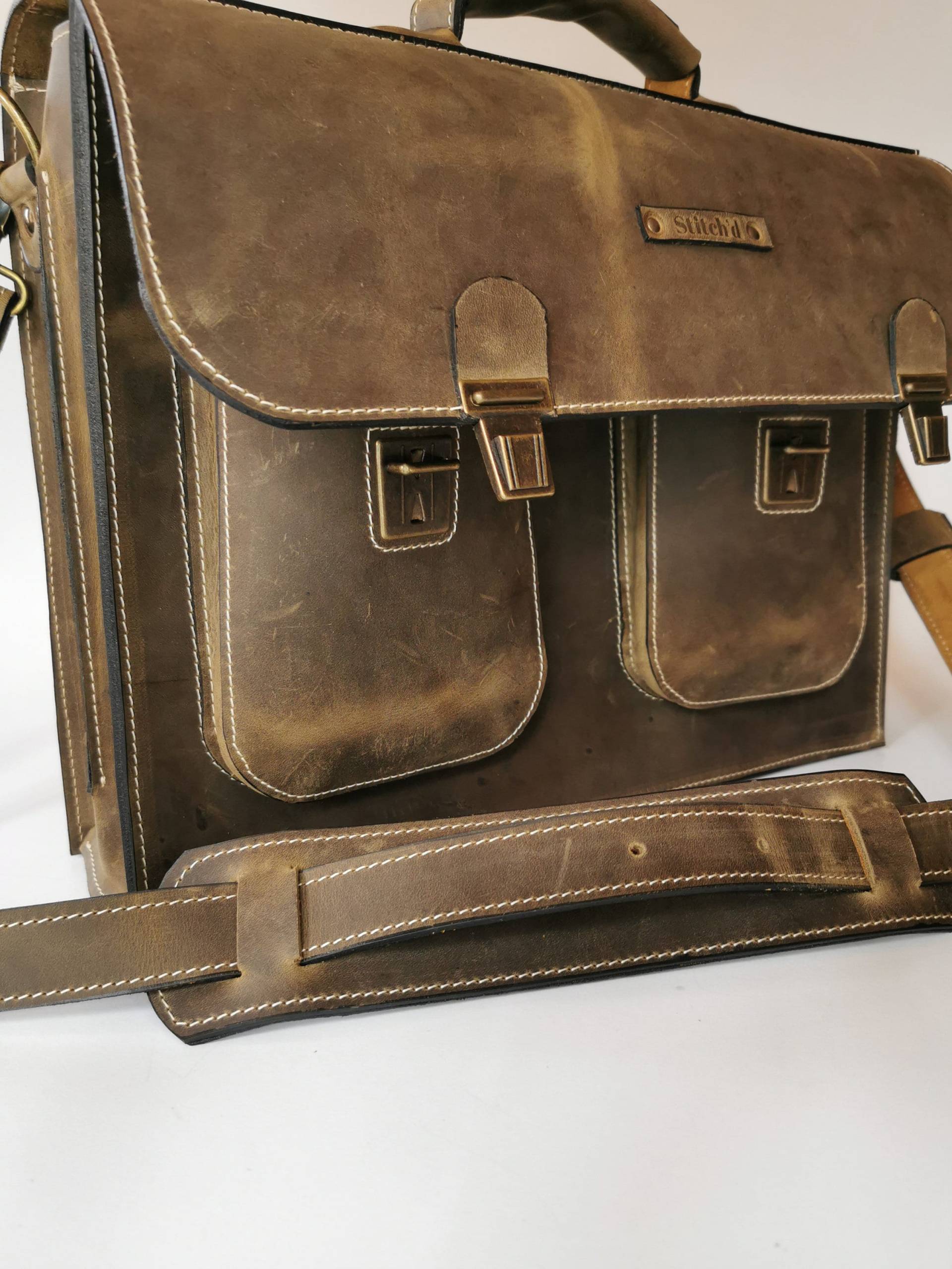 Handgefertigte Aktentasche Ledertasche, Messenger Bag, Laptop 15 "Tasche, Biker Reiseledertasche, Geschenk Für Sie Und Ihn." von StitchDLeatherGoods