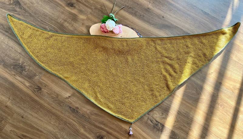 Dreieckstuch Handgestrickt Mit Muster von StitchManufacture