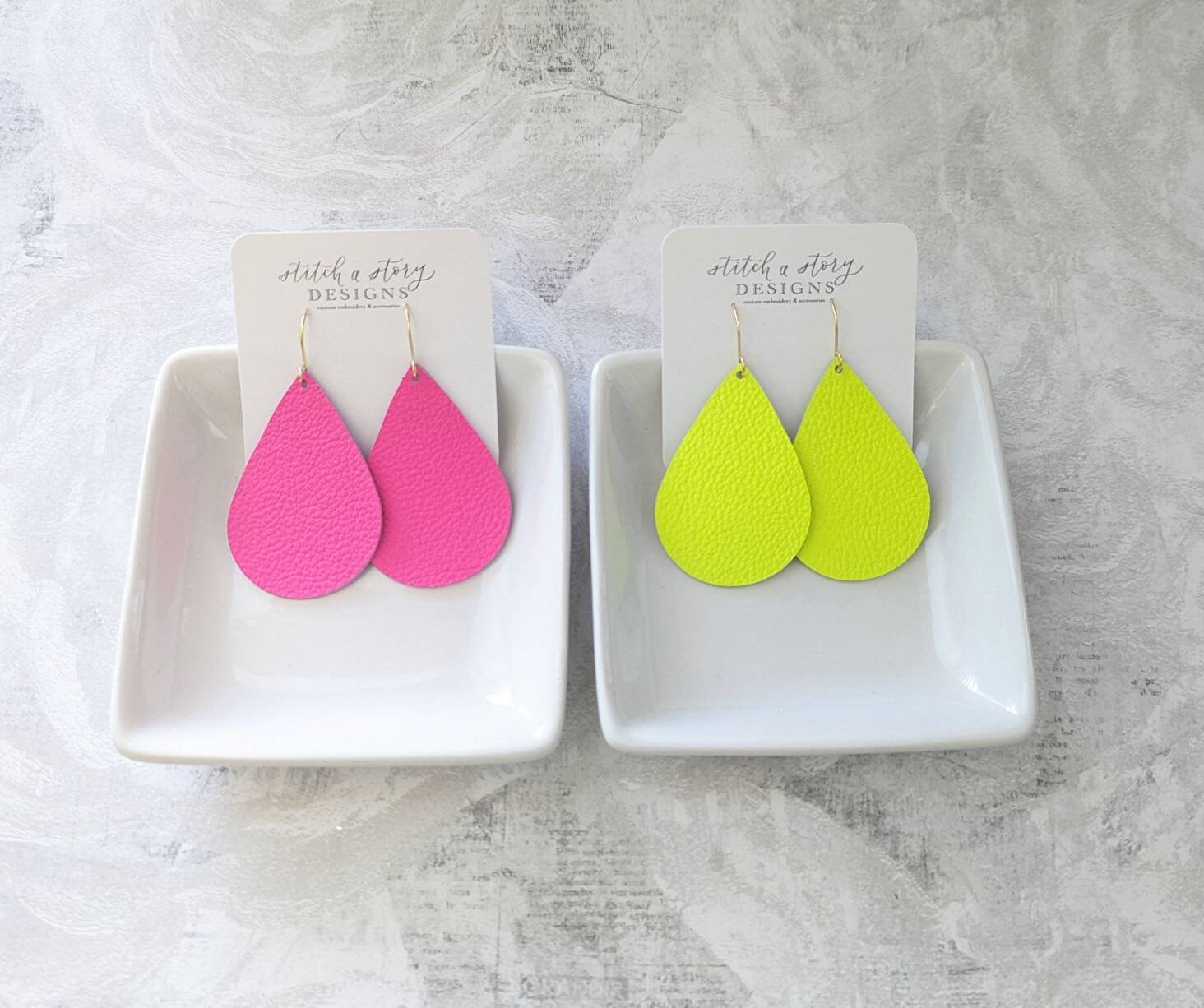 Neon Pinke Leder Tropfen Ohrringe, Ohrringe Neon Pinke Leder Tropfen Ohrringe, Ohrringe von StitchaStoryDesigns