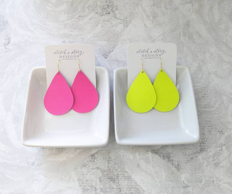 Neon Pinke Leder Tropfen Ohrringe, Ohrringe Neon Pinke Leder Tropfen Ohrringe, Ohrringe von StitchaStoryDesigns