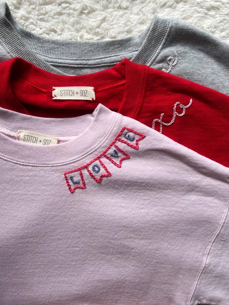 Valentinstag X Anpassbarer Rundhalsausschnitt Handbestickt von Stitchandsoz