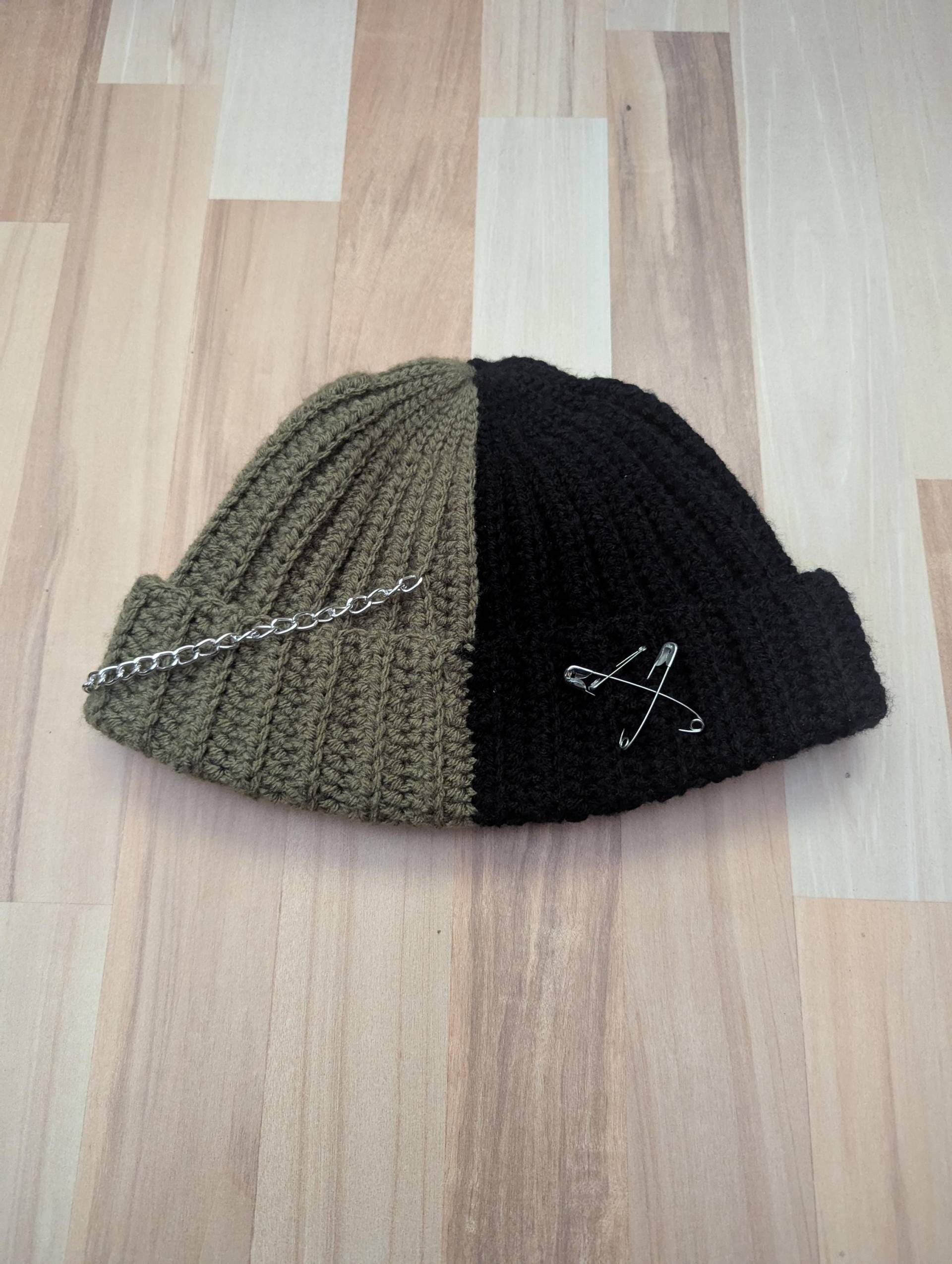 Gehaakte Gothic Beanie Twee Kleuren | Handgemaakte Alternatieve Wintermuts Unisex Crochet Hat Met Spikes & Accessoires Gift Goth Fashion von StitchcraftByFreja